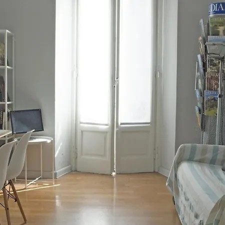 Liberty Two-room In Porta Venezia Apartment